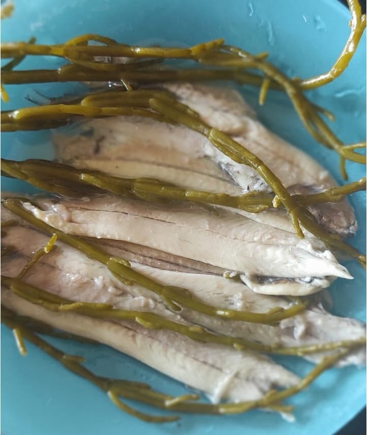 Boquerones con salicornia en salmuera
