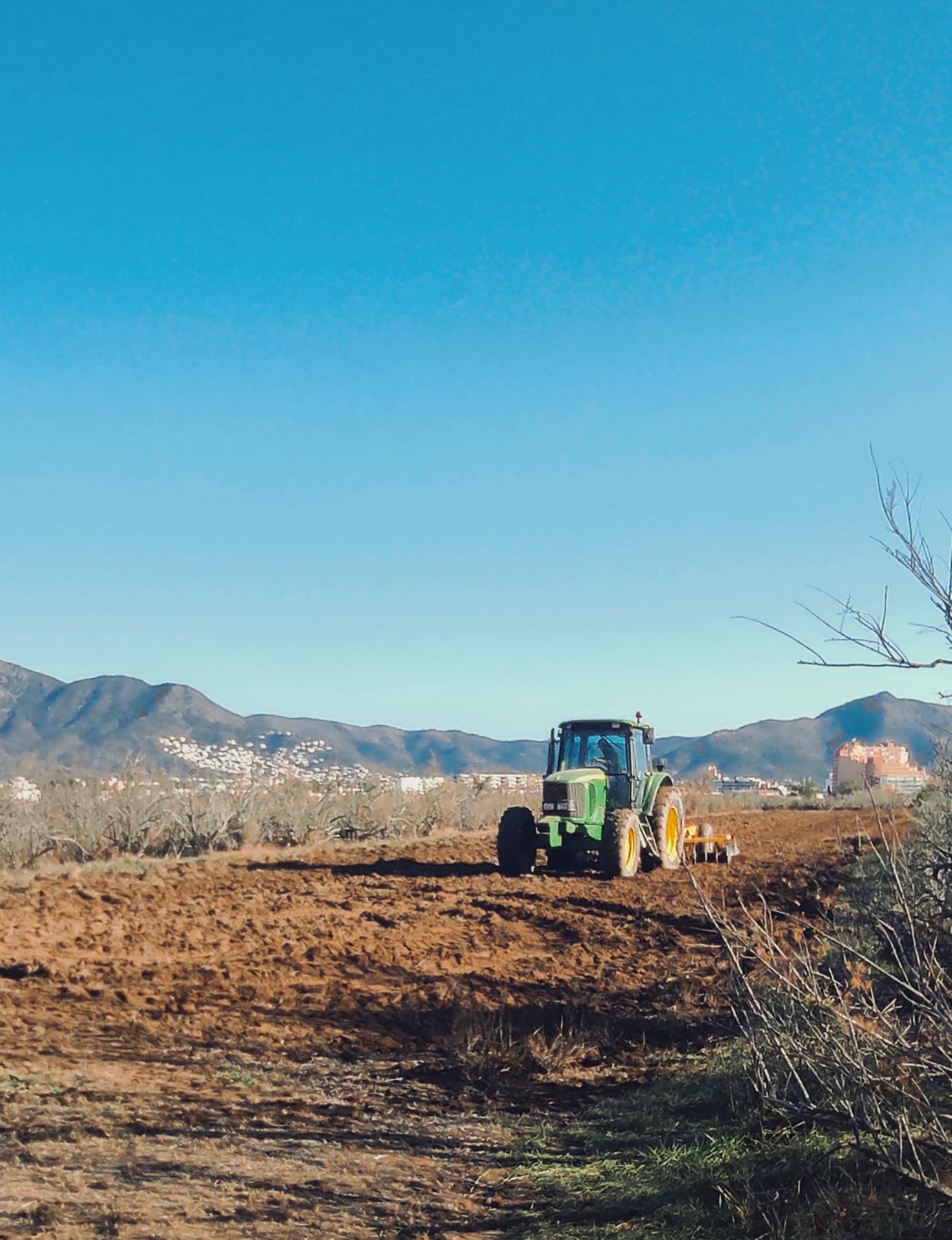 Tractor trabajando la tierra en las fincas de VERDESAL