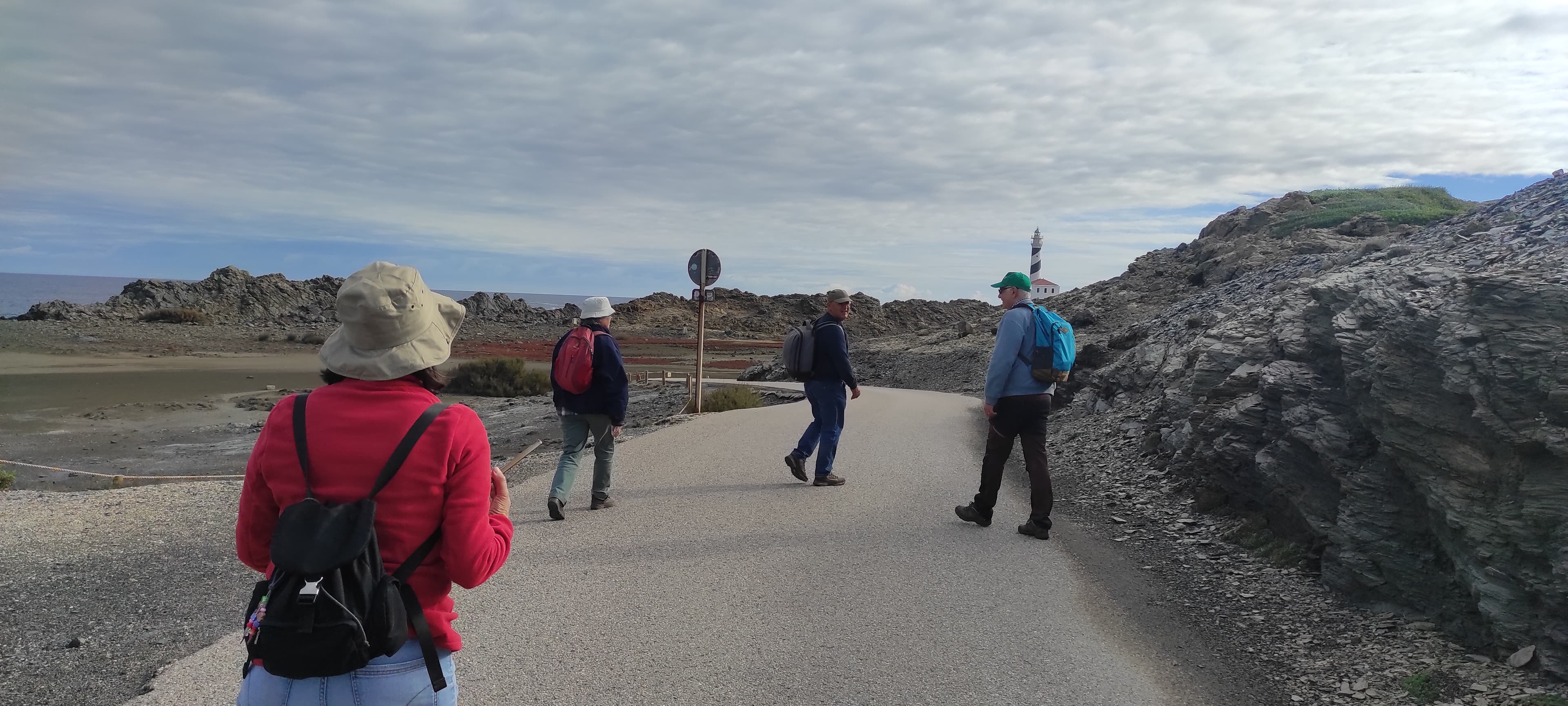 Equipo durante el recorrido de campo por el entorno litoral de Favàritx